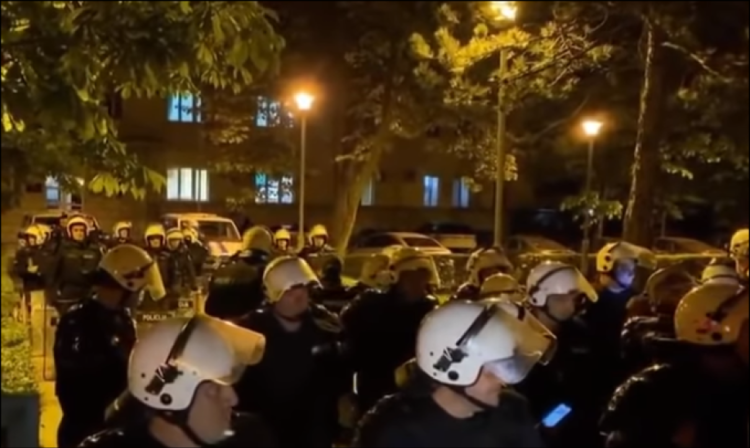 Neredi u Nikšiću: Nakon uhićenja svećenika SPC-a vrijeđali Đukanovića, palili baklje, skandirali ‘ustaše’…