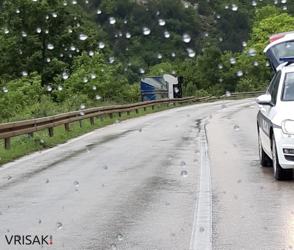 Široki Brijeg: Prometna nesreća na zaobilaznici, prevrnulo se teretno vozilo