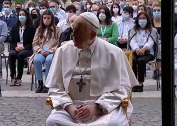 Papa Franjo predvodio krunicu za završetak pandemije koronavirusa