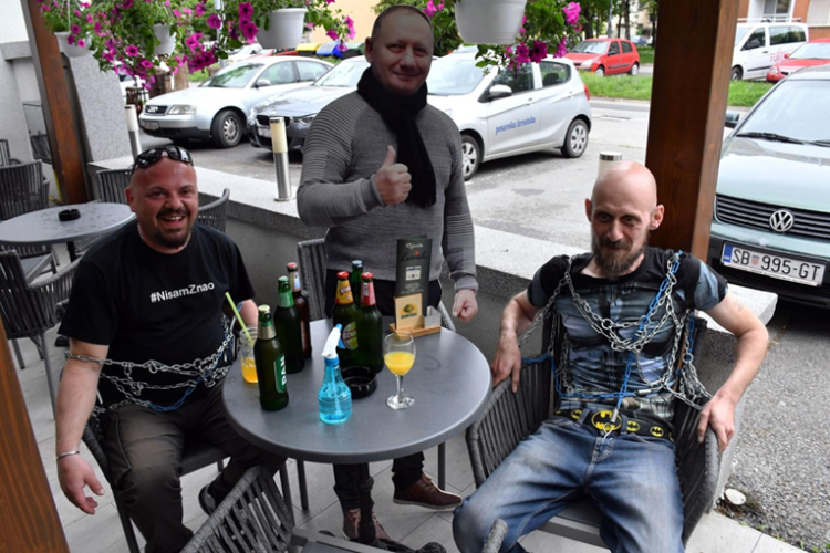 U Slavonskom Brodu se lancima vezali za kafić nakon otvaranja