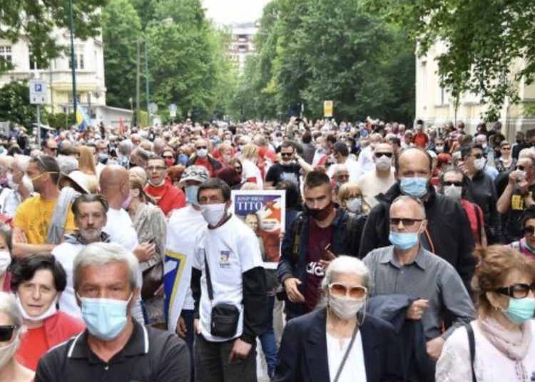 Sarajevo: Tisuće fašista i komunista prosvjeduje protiv svete mise žrtvama Bleiburga