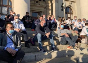 Oporba u Srbiji prosvjedovala na ulazu u skupštinu protiv načina vođenja države