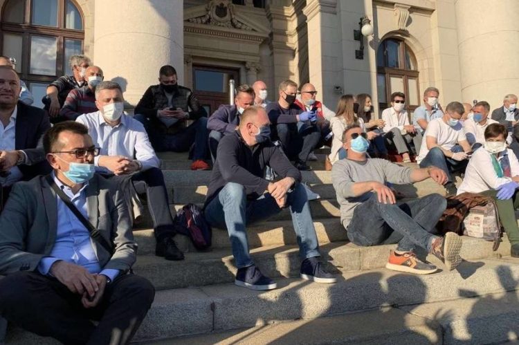 Oporba u Srbiji prosvjedovala na ulazu u skupštinu protiv načina vođenja države