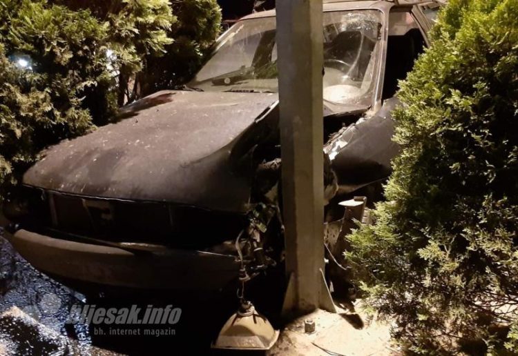 Mostar: Audijem pokosio stupove javne rasvjete