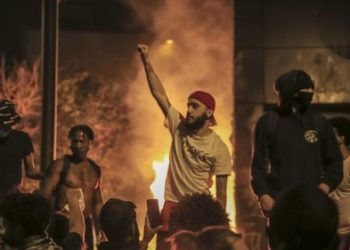 Prosvjedi u SAD-u: Prosvjednici zapalili policijsku postaju u Minneapolisu