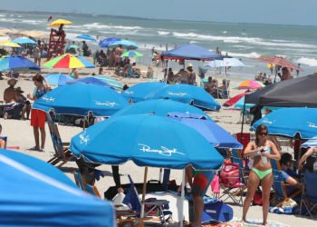 Amerikanci ‘Dan sjećanja’ proveli na plažama, smrtnost od korona virusa blizu 100 tisuća