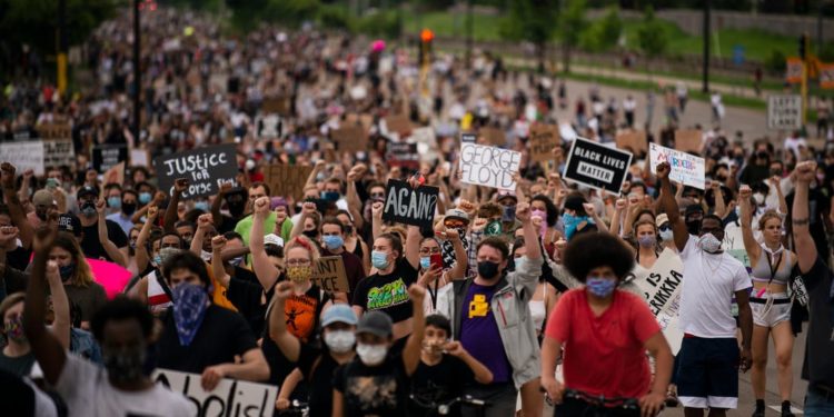 Druga noć prosvjeda nakon smrti Afroamerikanca pri uhićenju