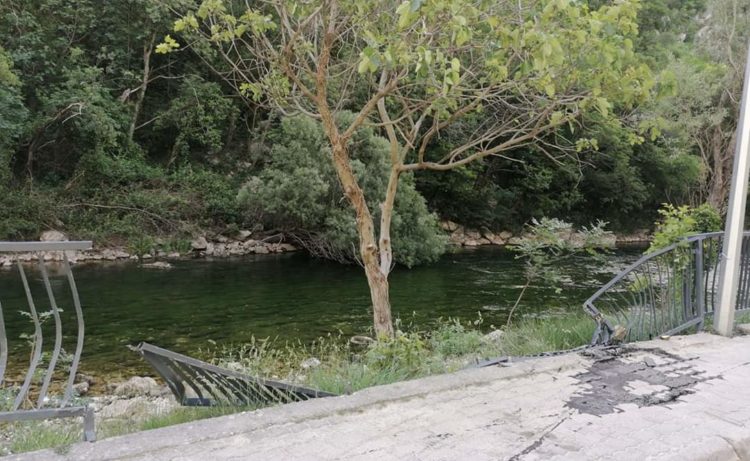 Široki Brijeg: Automobil udario u ogradu uz cestu i šetnicu prema Borku