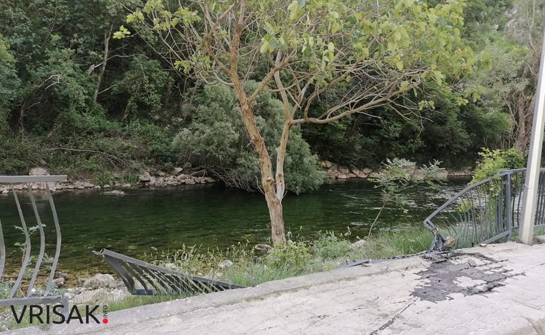 Široki Brijeg: Automobil udario u ogradu uz cestu i šetnicu prema Borku