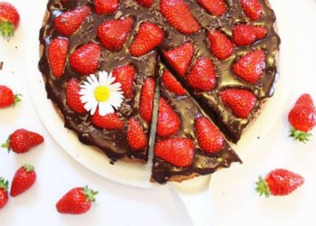 Proljetno čudo: Čokoladni kolač s jagodama bez brašna