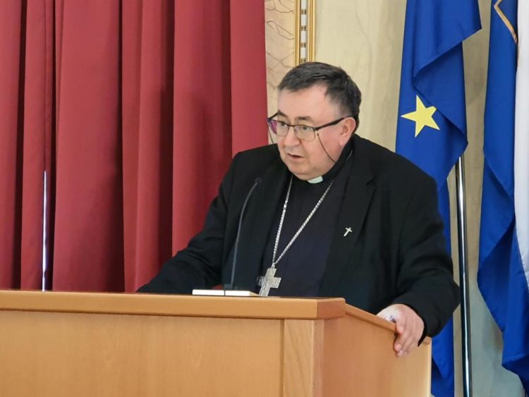 Kardinal Puljić: Mi smo se pridržavali uputa Stožera, druga strana je imala privilegije i medije koji su huškali