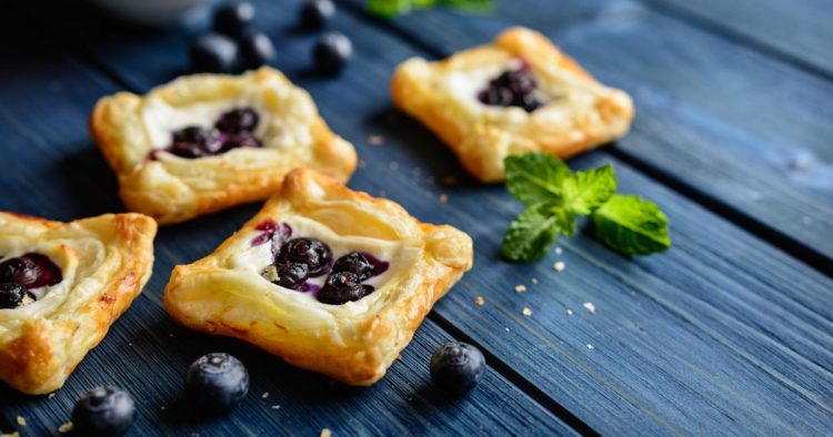 Lisnati jastučići s krem sirom i voćem