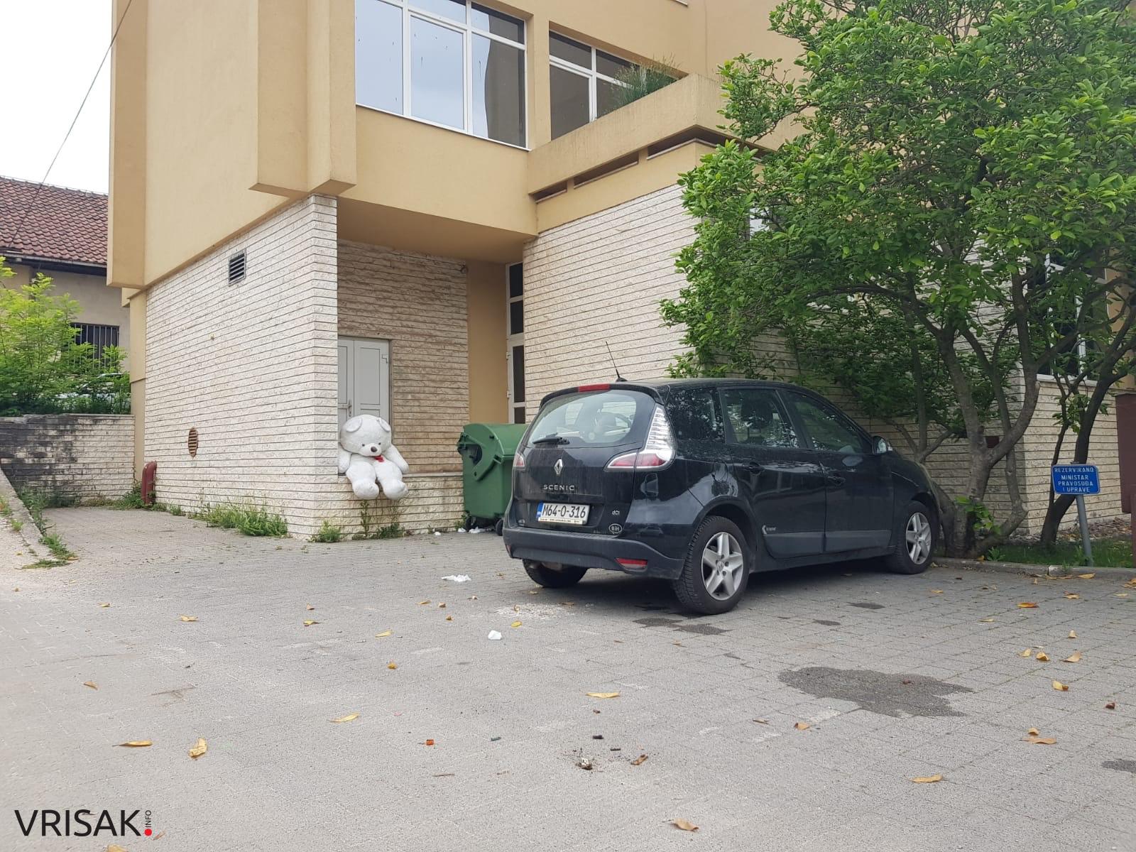 Pukla ljubav kod “Županije”; Tužni medo ostao na zidiću