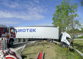 Državljanin BiH šleperom probio zaštitnu ogradu i sletio, vatrogasci ga izvadili iz kabine