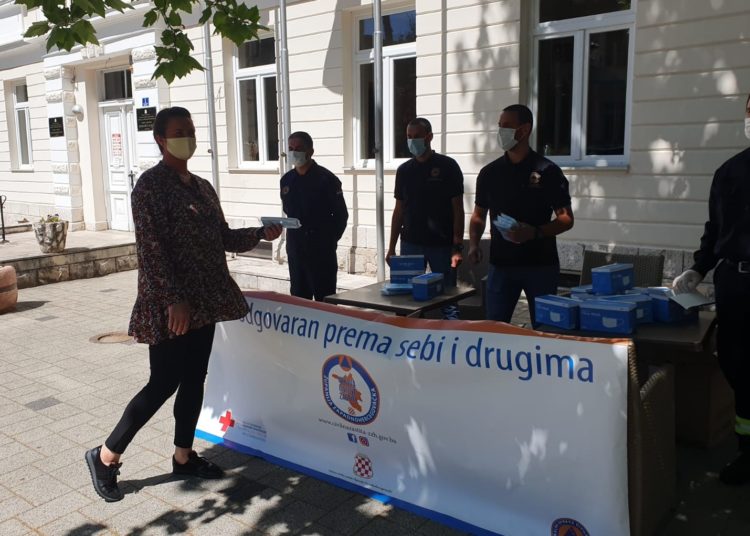 FOTO: Građani u ŽZH besplatno dobili zaštitne maske