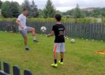 Cristiano Ronaldo u kranteni marljivo vježba sa sinom u dvorištu