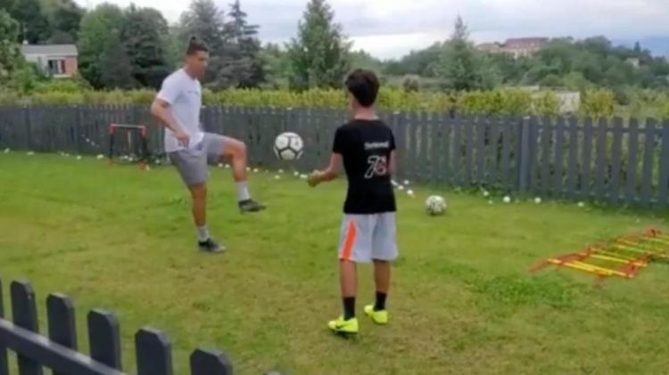 Cristiano Ronaldo u kranteni marljivo vježba sa sinom u dvorištu
