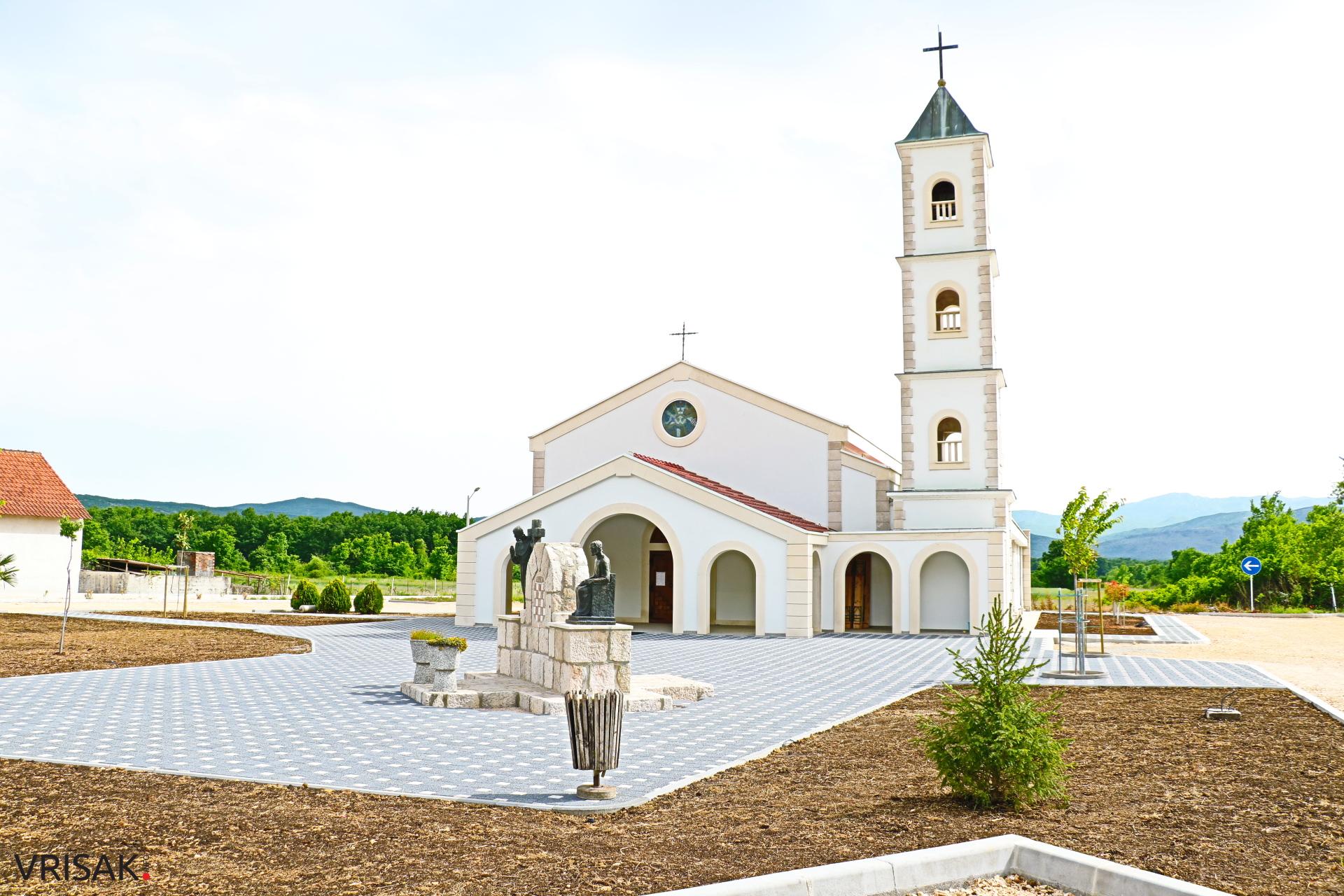 Pogledajte kako izgleda novouređeno dvorište crkve svetog Petra i Pavla u Sovićima
