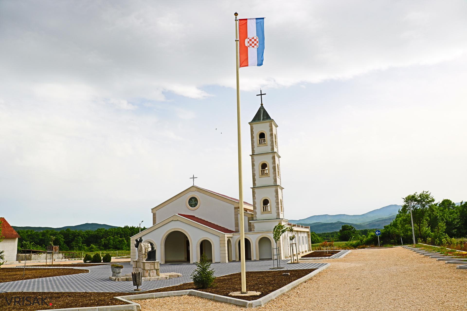 Pogledajte kako izgleda novouređeno dvorište crkve svetog Petra i Pavla u Sovićima