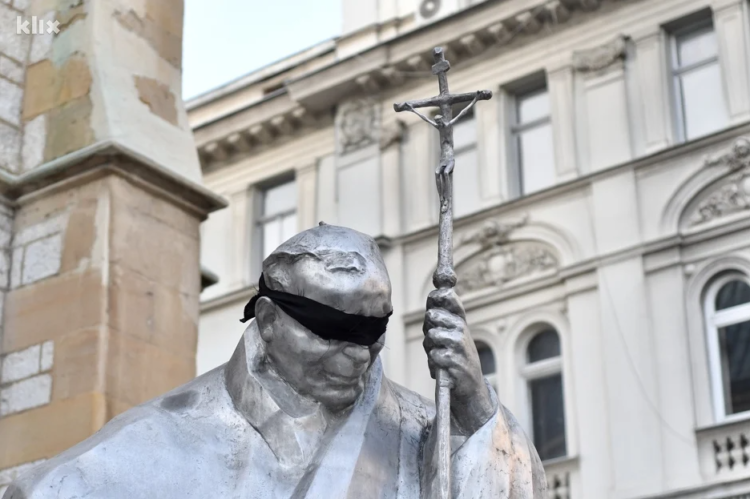 Sramota: Poruka u centru Sarajeva: Misa za Bleiburg i crni povez preko očiju pape Ivana Pavla II