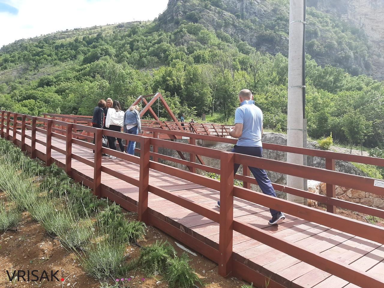 Brojni posjetitelji Avanturističkog parka Peć Mlini fascinirani prirodnim ljepotama i sadržajem koji nudi