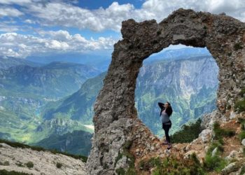 Supruga Edina Džeke u petom mjesecu trudnoće uživala na usponu na Hajdučka vrata