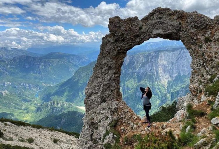 Supruga Edina Džeke u petom mjesecu trudnoće uživala na usponu na Hajdučka vrata