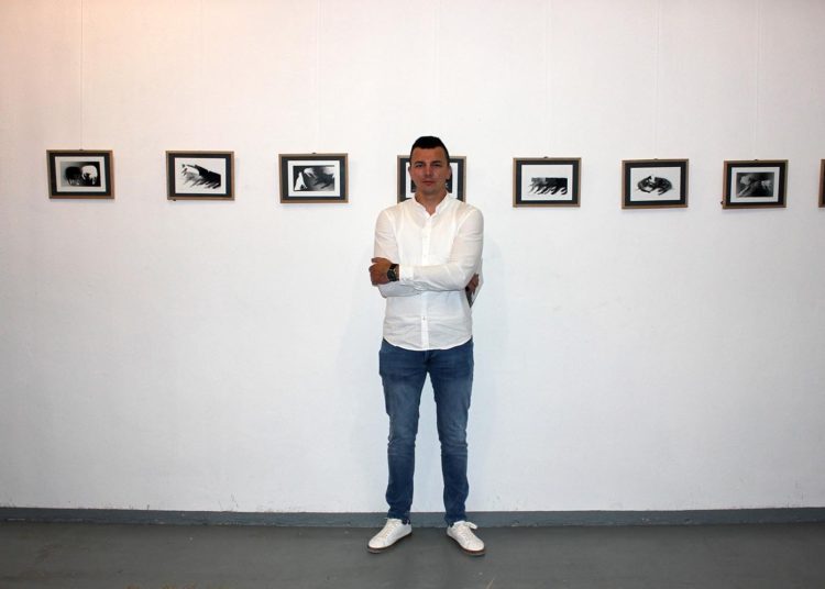 U galeriji Vrba u Širokom Brijegu otvorena je 11. samostalna izložba “Akt života” akademskog grafičara Vilima Parića