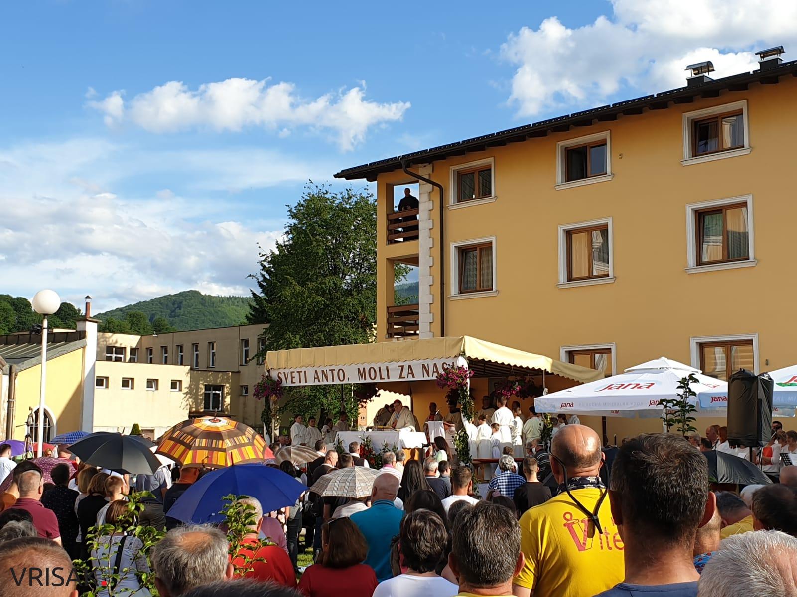 Više tisuća vjernika na uočnici sv. Anti u Busovači