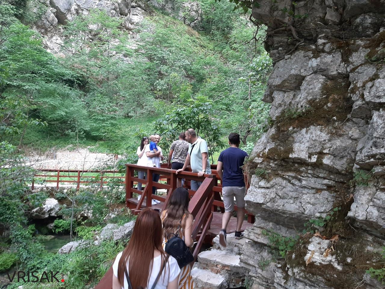 Brojni posjetitelji Avanturističkog parka Peć Mlini fascinirani prirodnim ljepotama i sadržajem koji nudi