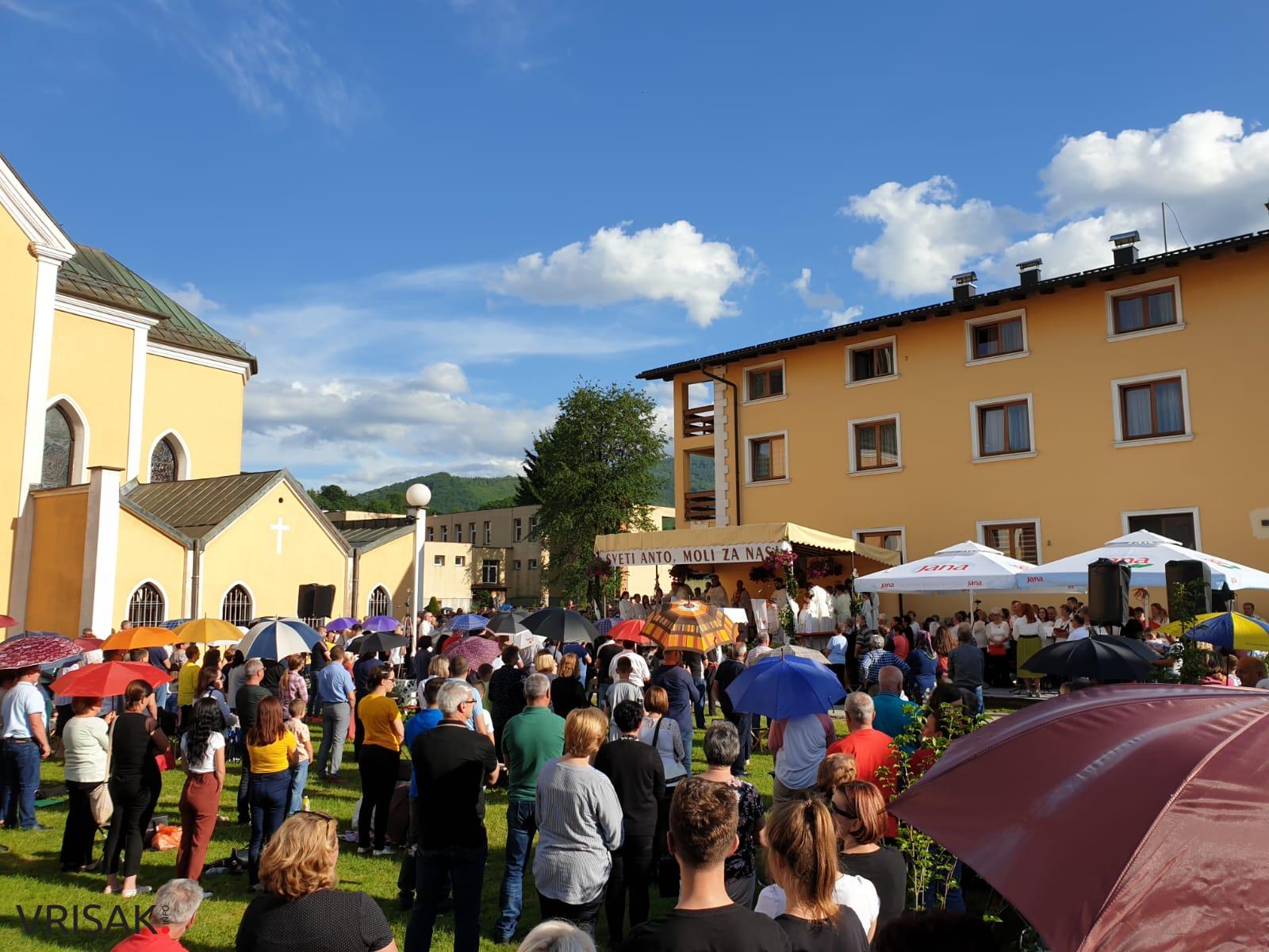 Više tisuća vjernika na uočnici sv. Anti u Busovači