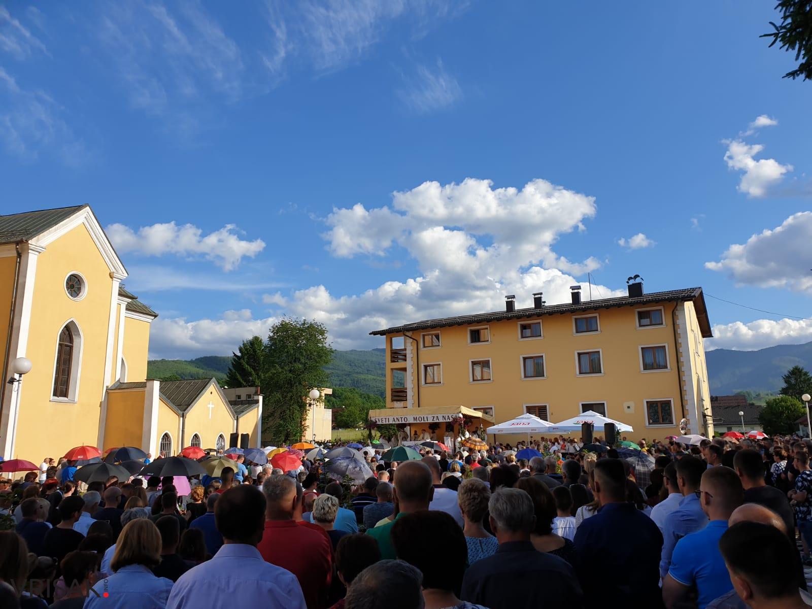 Više tisuća vjernika na uočnici sv. Anti u Busovači