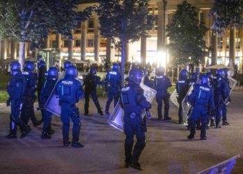 Stuttgart: Izgrednici se na ulicama sukobili s policijom