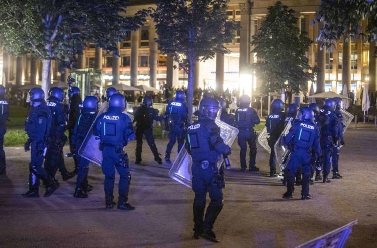 Stuttgart: Izgrednici se na ulicama sukobili s policijom
