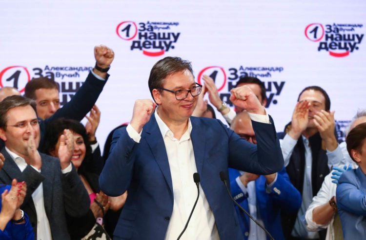 Nakon premoćne pobjede Vučića dočekali trubači