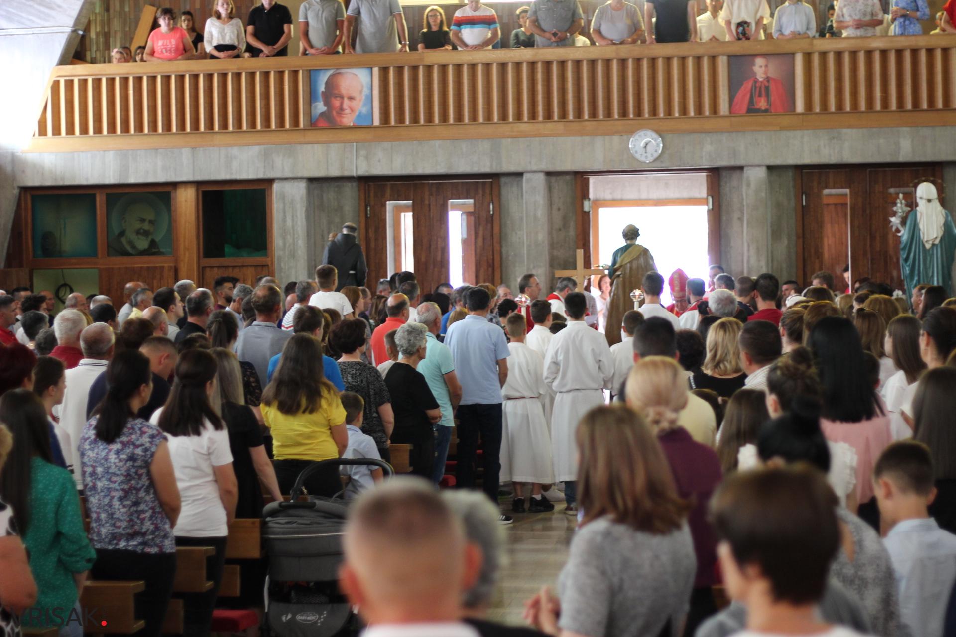 Kočerin: Kardinal Vinko Puljić predvodio misu uoči Petrodvdana