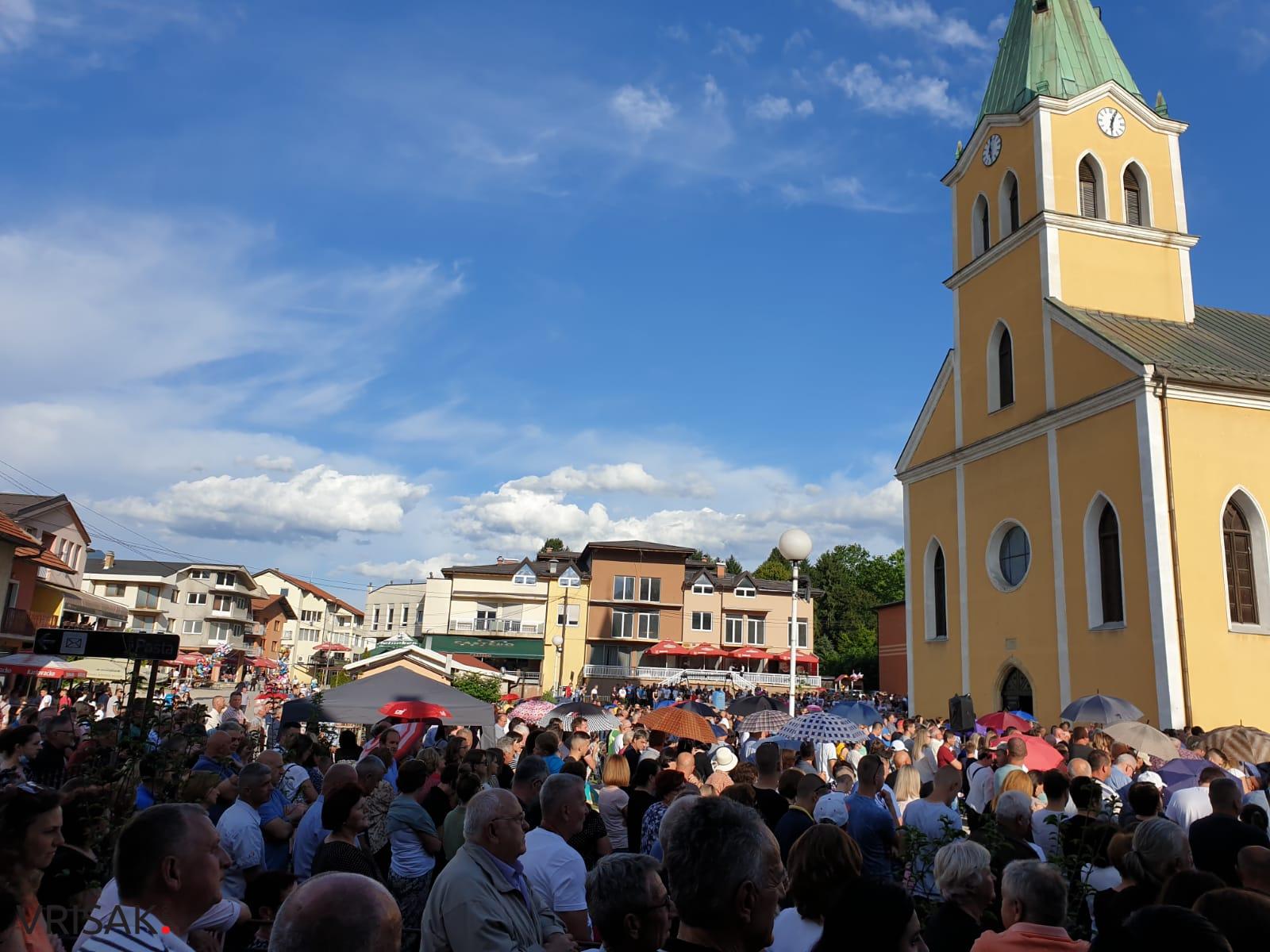 Više tisuća vjernika na uočnici sv. Anti u Busovači
