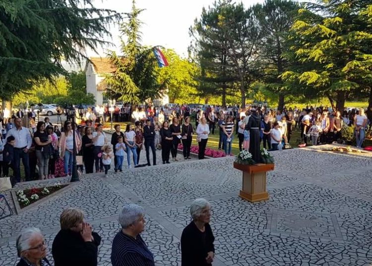 Mnoštvo vjernika na Tijelovu u Ljubotićima