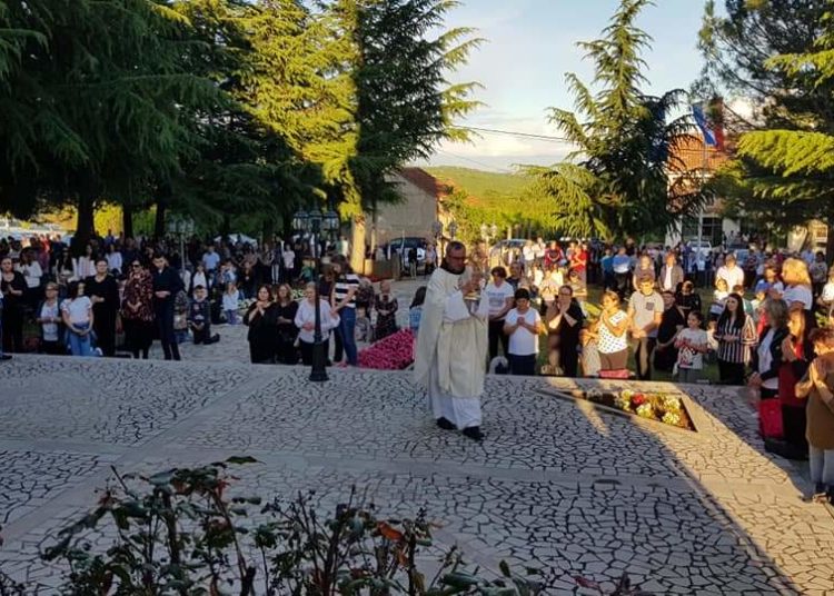 Mnoštvo vjernika na Tijelovu u Ljubotićima
