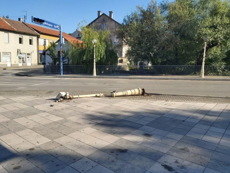 Nastradao rasvjetni stup na Trgu širokobrijeških žrtava
