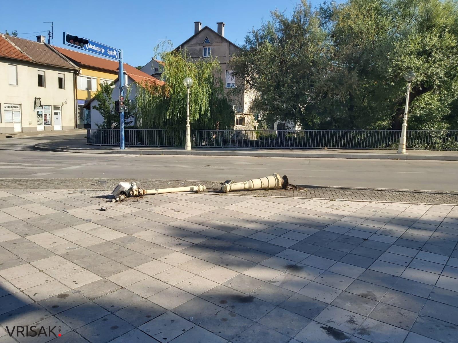 Nastradao rasvjetni stup na Trgu širokobrijeških žrtava