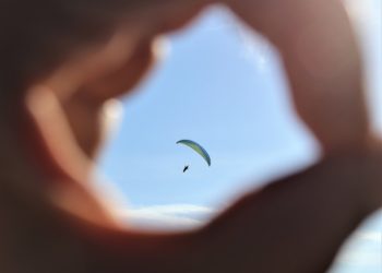 Paraglajderi krasili nebo iznad Ljubuškog