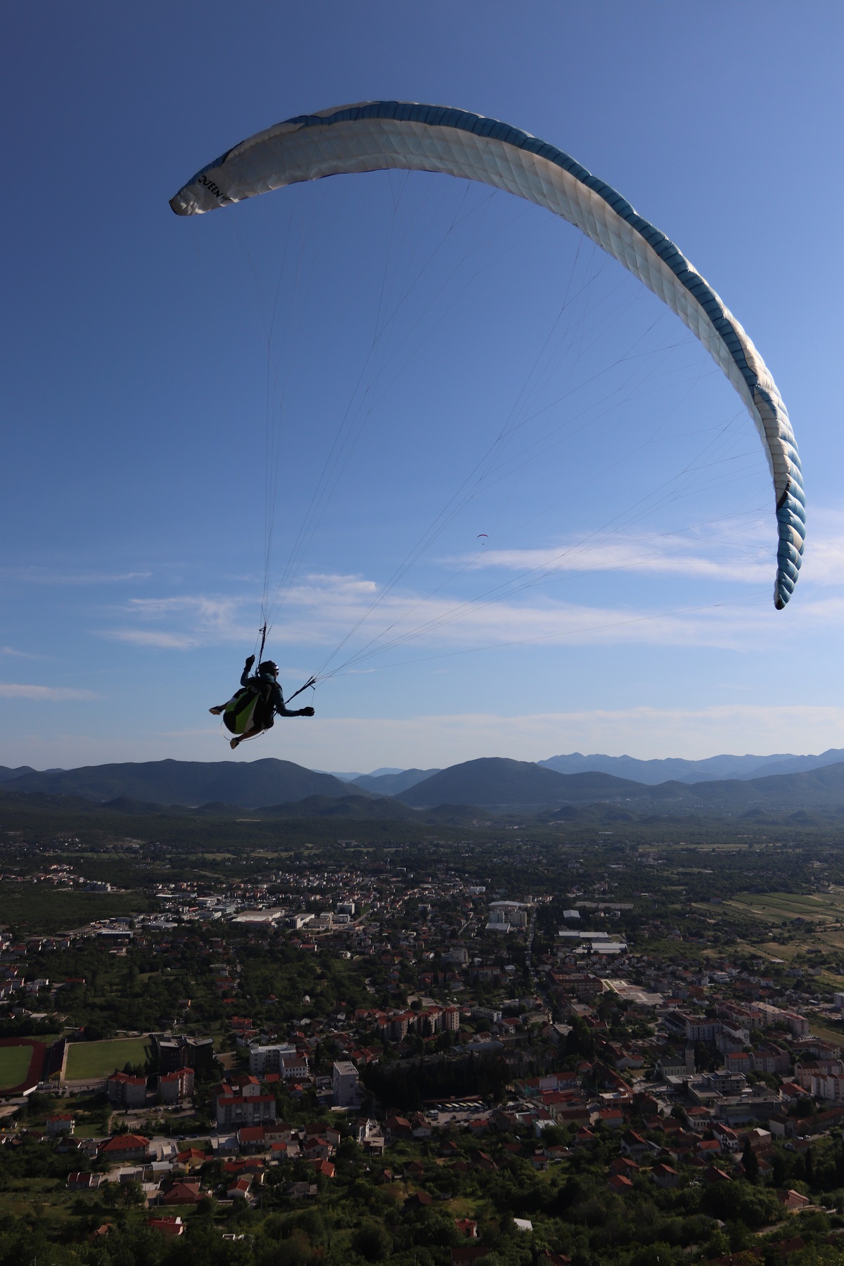 Paraglajderi krasili nebo iznad Ljubuškog