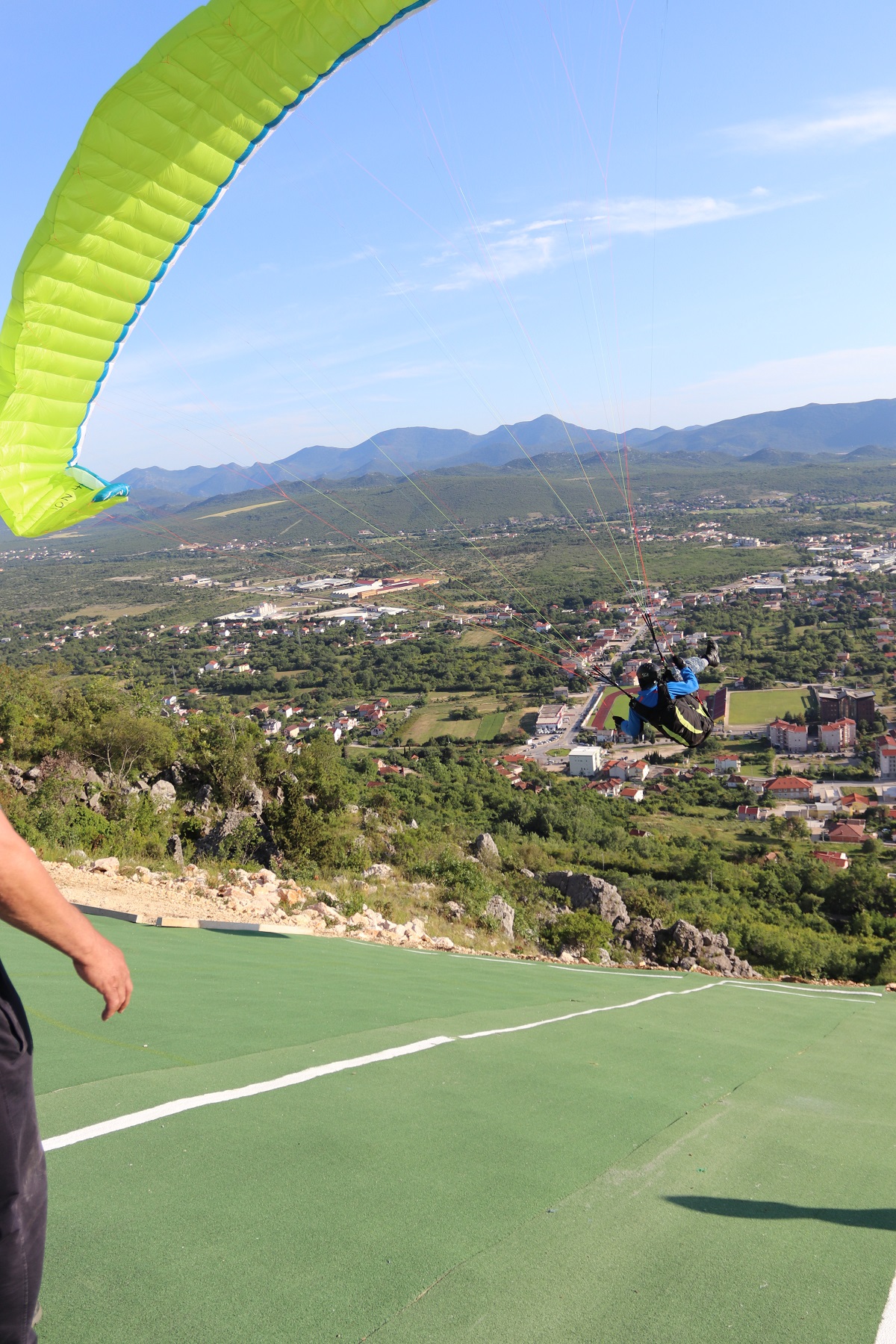 Paraglajderi krasili nebo iznad Ljubuškog