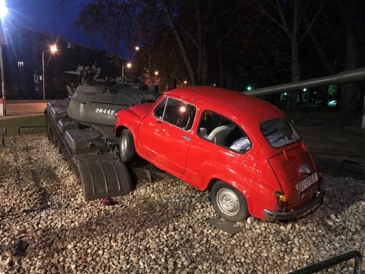 VIDEO: Prije 29 godina crveni fićo se suprostavio tenku JNA!