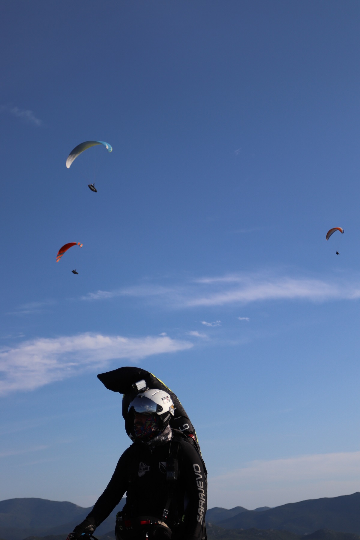 Paraglajderi krasili nebo iznad Ljubuškog