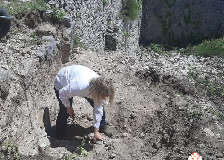 Ljubuški: Arheološkim istraživanjima otkriveni dosad nevidljivi dijelovi arhitekture Starog grada