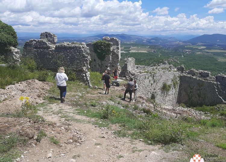 Ljubuški: Arheološkim istraživanjima otkriveni dosad nevidljivi dijelovi arhitekture Starog grada