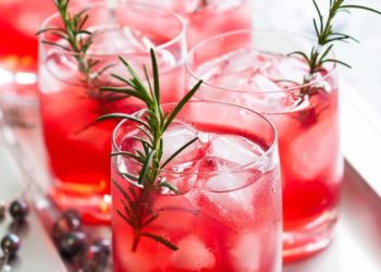 Osvježavajući i slatki koktel od jagode i gina za pravo uživanje