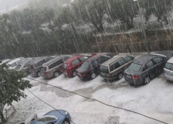 Veliko nevrijeme u Dalmaciji, u Kaštelima ogromna tuča, kaos na magistrali